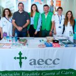 Juan Ortiz junto a Tamara Prieto y varios miembros del programa contra el tabaco