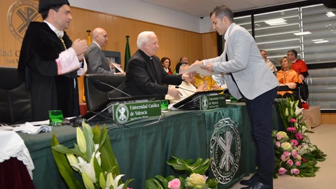 Durante la sesión se impusieron los birretes a los nuevos doctores, la medalla a los profesores que se han incorporado al claustro docente y las distinciones a quienes llevan quince y 25 años de trabajo en la casa y a los que se jubilan este año