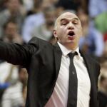 El entrenador del Real Madrid, Pablo Laso, da instrucciones a sus jugadores durante el partido de la quinta jornada de Liga Endesa