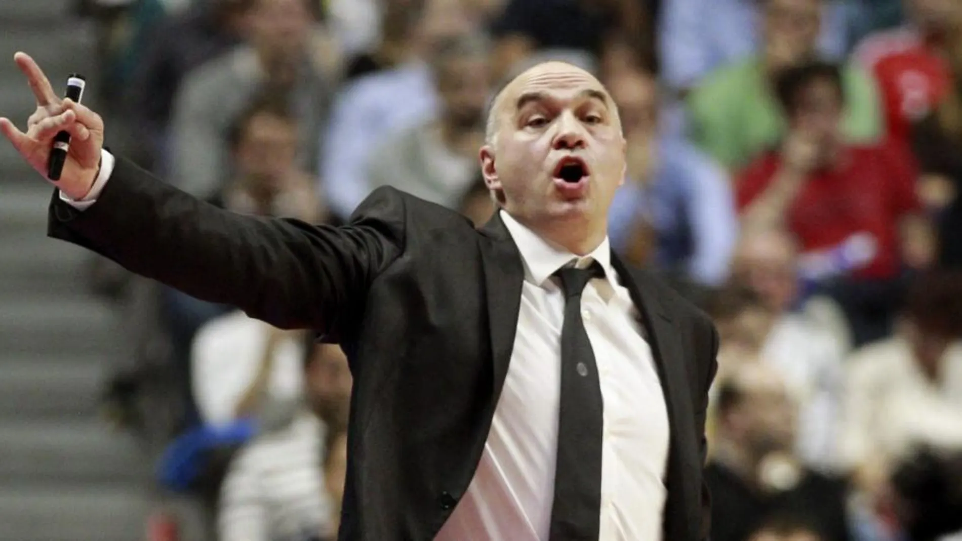 El entrenador del Real Madrid, Pablo Laso, da instrucciones a sus jugadores durante el partido de la quinta jornada de Liga Endesa