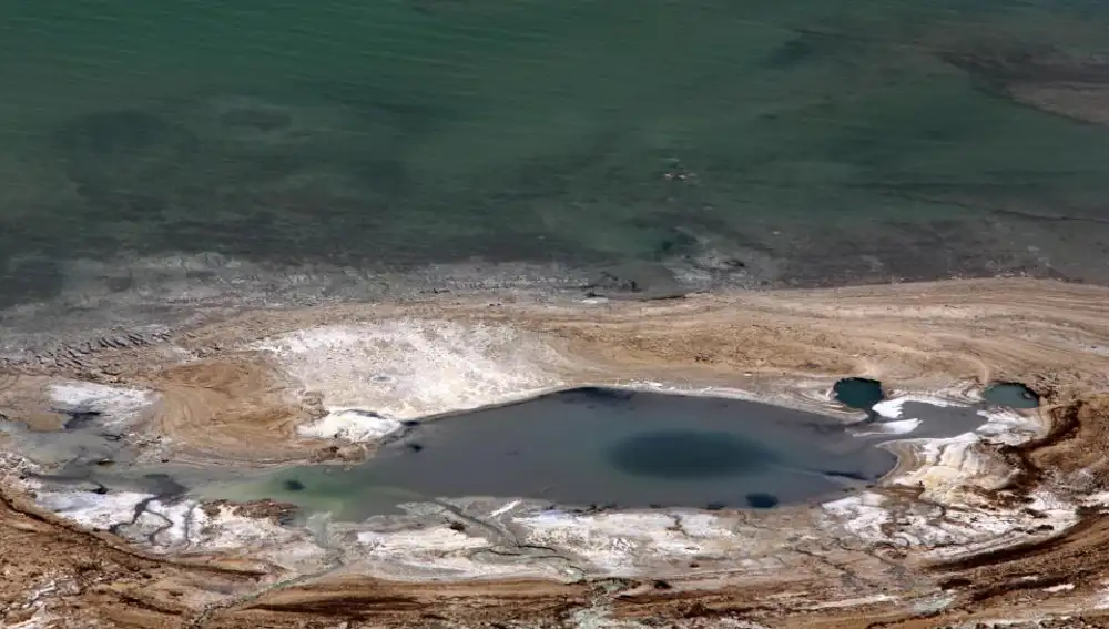 Orilla del mar Muerto donde se pueden apreciar los bloques de sal.