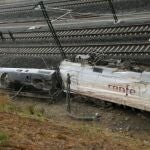 Los servicios de emergencia trabajan junto a las vías tras el accidente del tren