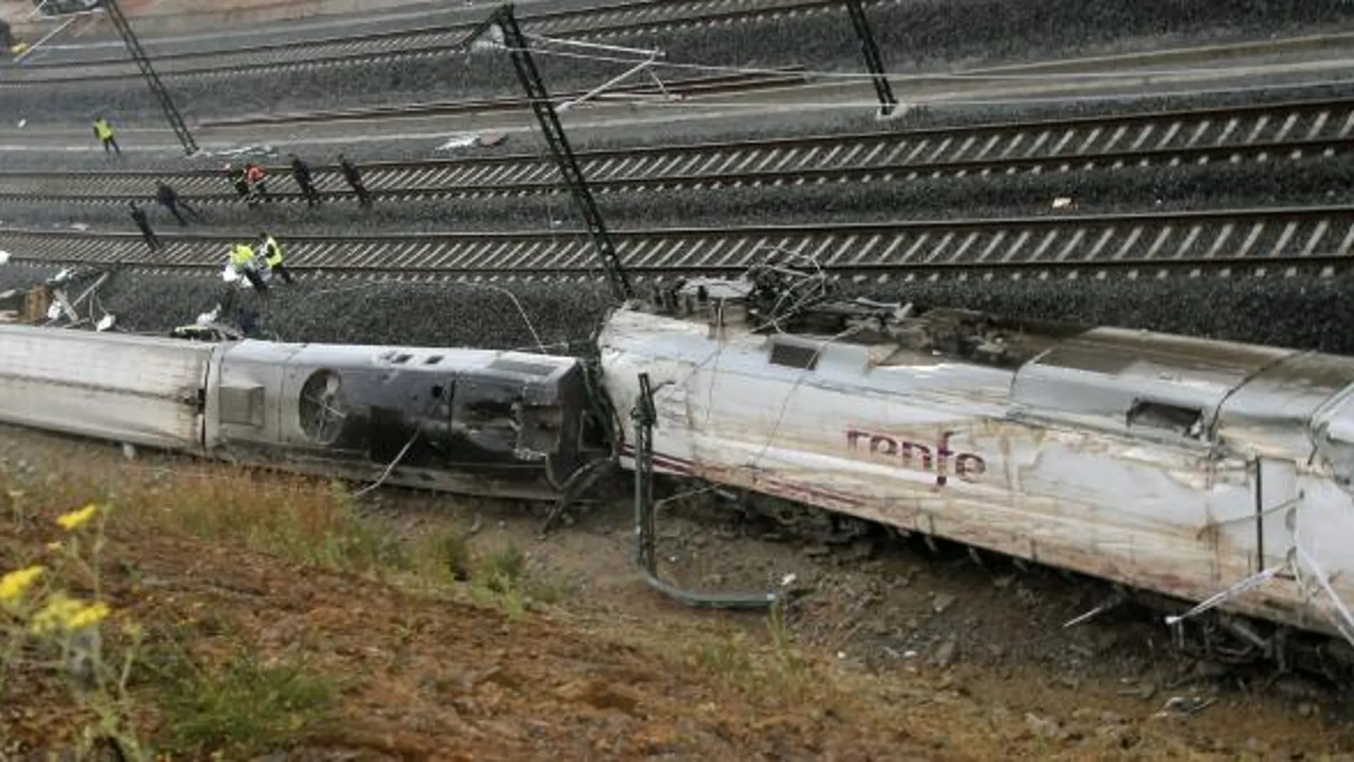 Los servicios de emergencia trabajan junto a las vías tras el accidente del tren