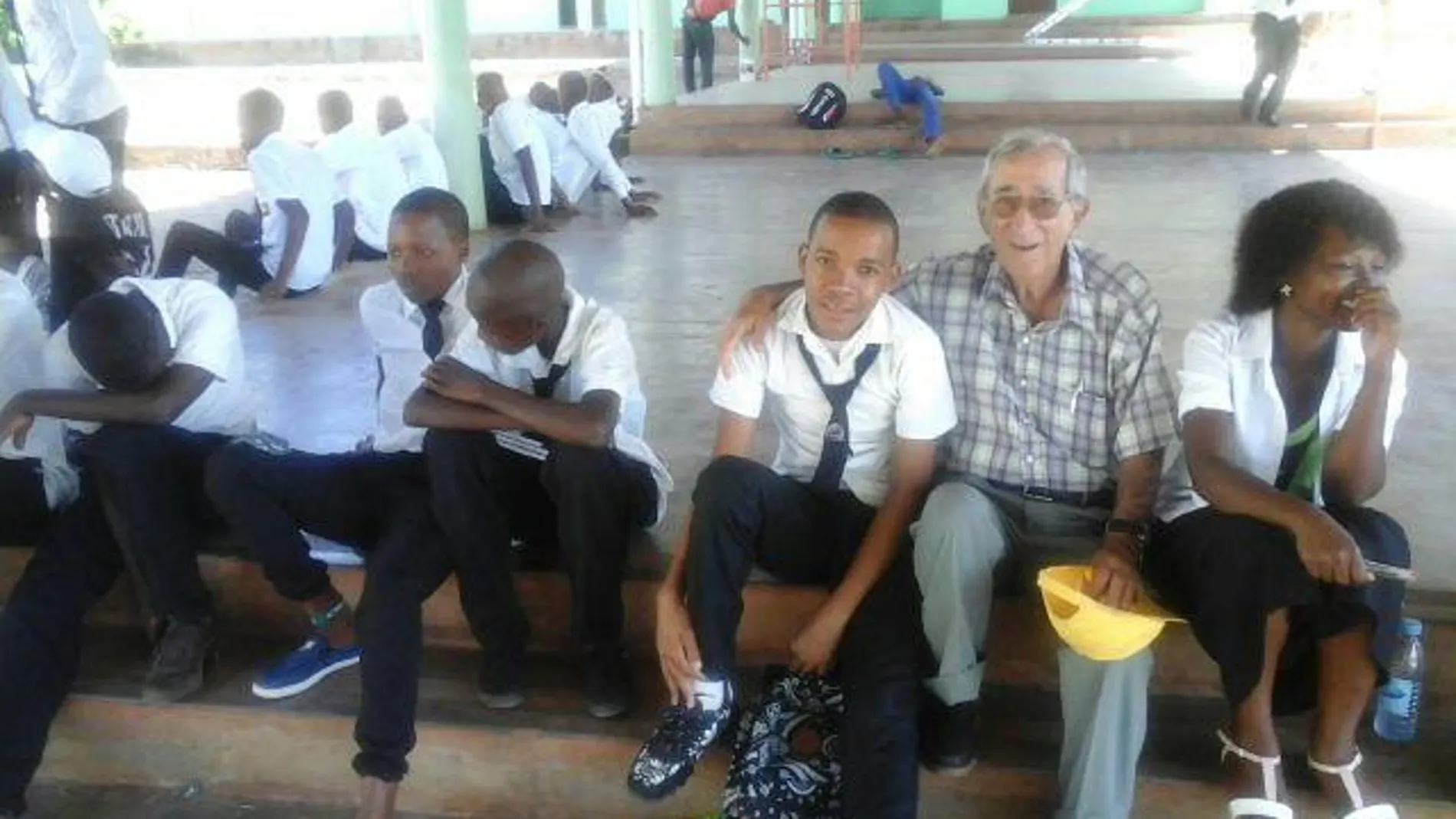 El padre Vicent Berenguer ha dedicado más de la mitad de su vida a darse a los demás, especialmente en el que es ya su país de adopción, Mozambique, donde ha puesto en marcha una decena de centros educativos