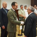El coronel jefe de la Delegación de Defensa de Castilla y León, Vicente González, entrega el Premio «Conde Ansúrez» a Emilio Álvarez, en presencia del subsecretario de Defensa