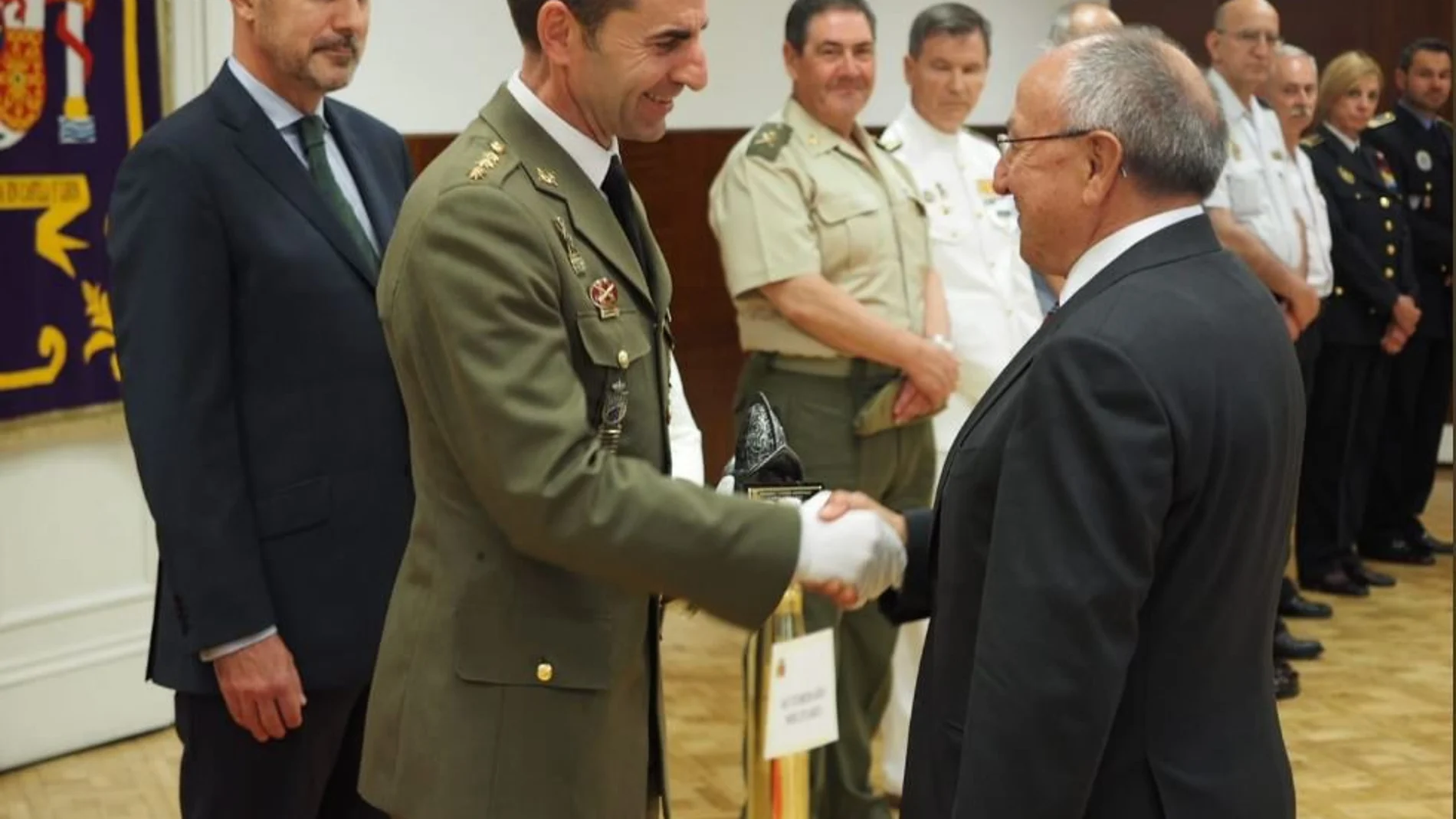 El coronel jefe de la Delegación de Defensa de Castilla y León, Vicente González, entrega el Premio «Conde Ansúrez» a Emilio Álvarez, en presencia del subsecretario de Defensa