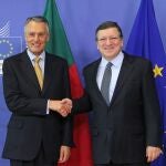 El presidente de la Comisión europea, Jose Manuel Barroso, saluda al presidente de Portugal Anibal Antonio Cavaco Silva.
