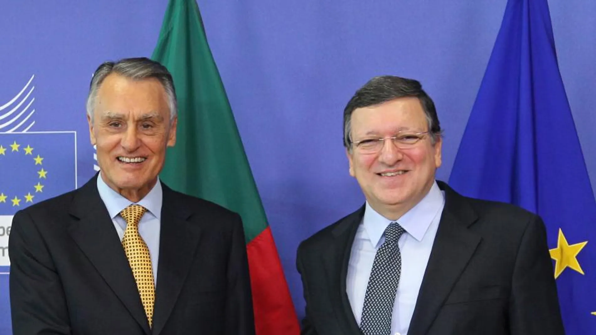El presidente de la Comisión europea, Jose Manuel Barroso, saluda al presidente de Portugal Anibal Antonio Cavaco Silva.