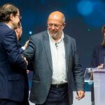Igea saluda a Fernández Mañueco tras la finalización del último debate electoral celebrado en la pasada campaña
