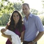 Los duques de Cambridge posan con su hijo Jorge