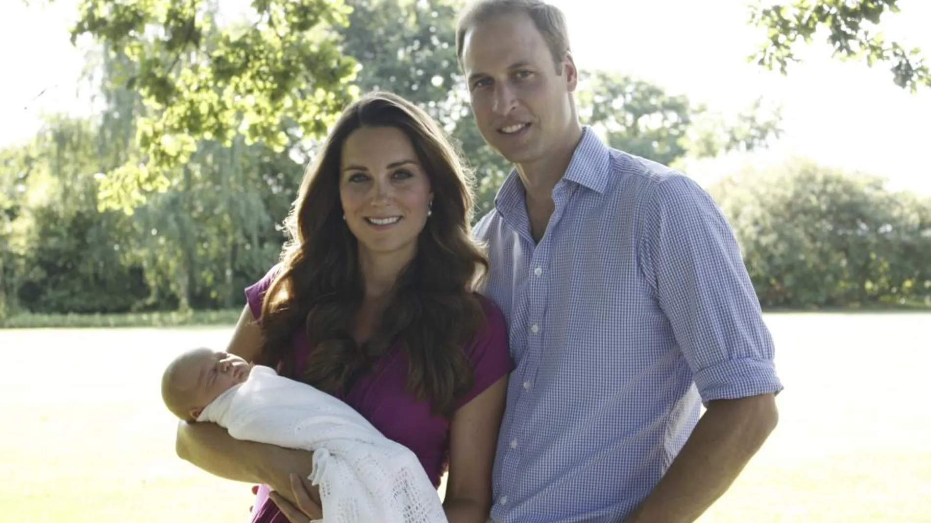 Los duques de Cambridge posan con su hijo Jorge