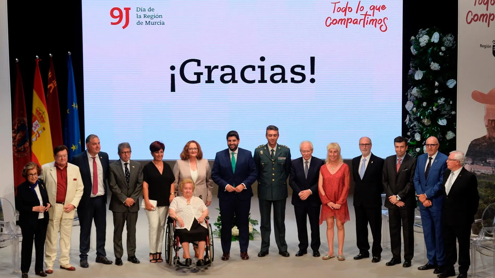 Los premiados con motivo del Día de la Región junto al presidente del Ejecutivo regional en funciones, Fernando López Miras. LA RAZÓN