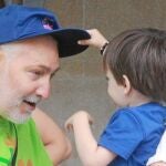 Bolinaga sale todos los días por la mañana a pasear acompañado por la misma mujer y muchas madres se acercan a saludarlo con sus hijos