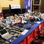 Imagen del material incautado por la Policía Nacional, desde joyas, a teléfonos móviles, perfumes, ordenadores y artículos de lujo