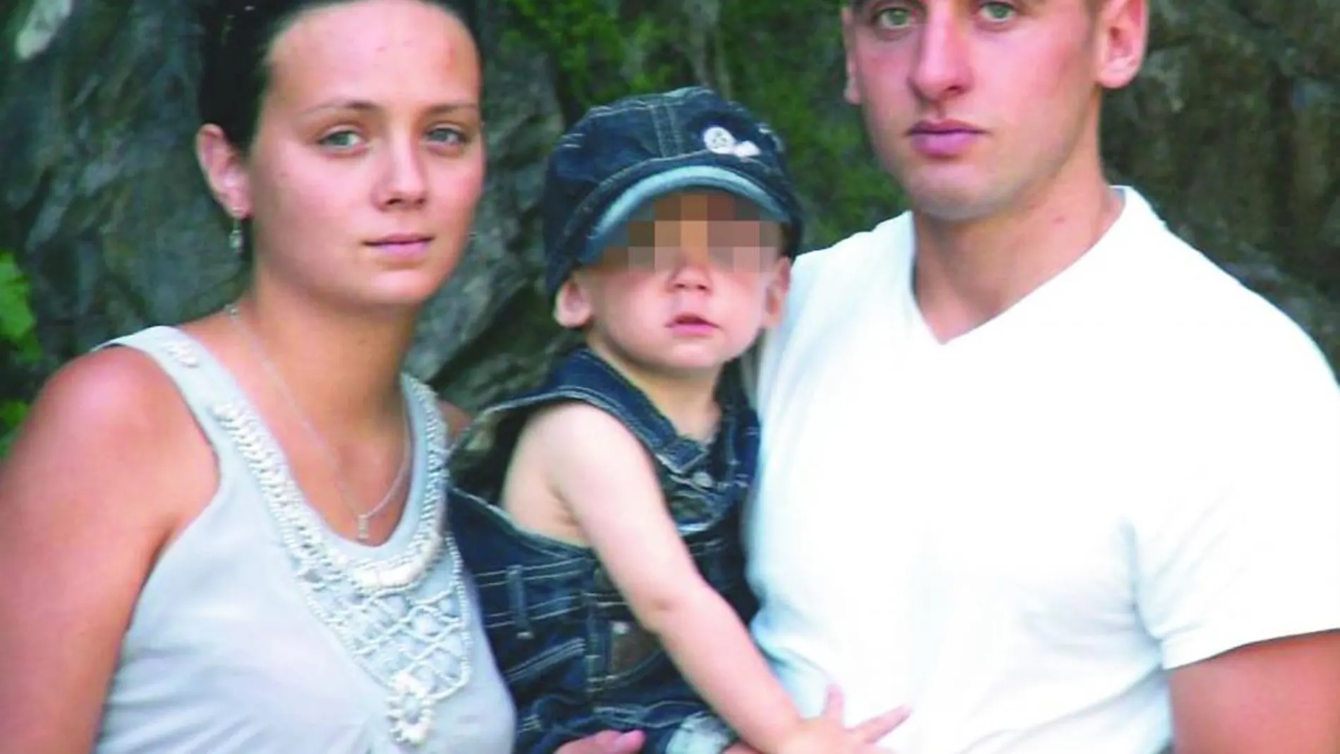El soldado francés Cédric Cordier, con su novia y su hijo, en una imagen colgada en el perfil de Facebook de ella