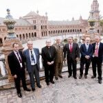 Representantes de la Unesco, el Consistorio y de los bienes Patrimonio de la Humanidad posan en la Plaza de España