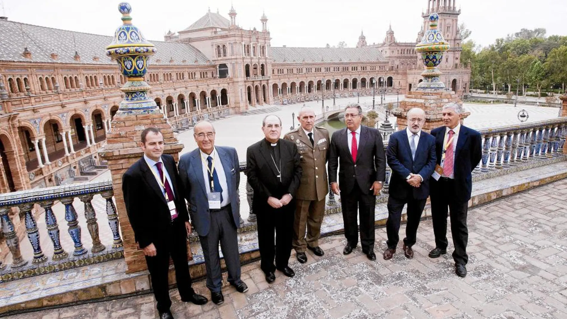 Representantes de la Unesco, el Consistorio y de los bienes Patrimonio de la Humanidad posan en la Plaza de España