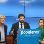 El presidente regional del PP, Fernando López Miras, acompañado por el secretario general, Miguel Ángel Miralles, y la vicesecretaria regional de Organización, Adela Martínez-Cachá, ayer