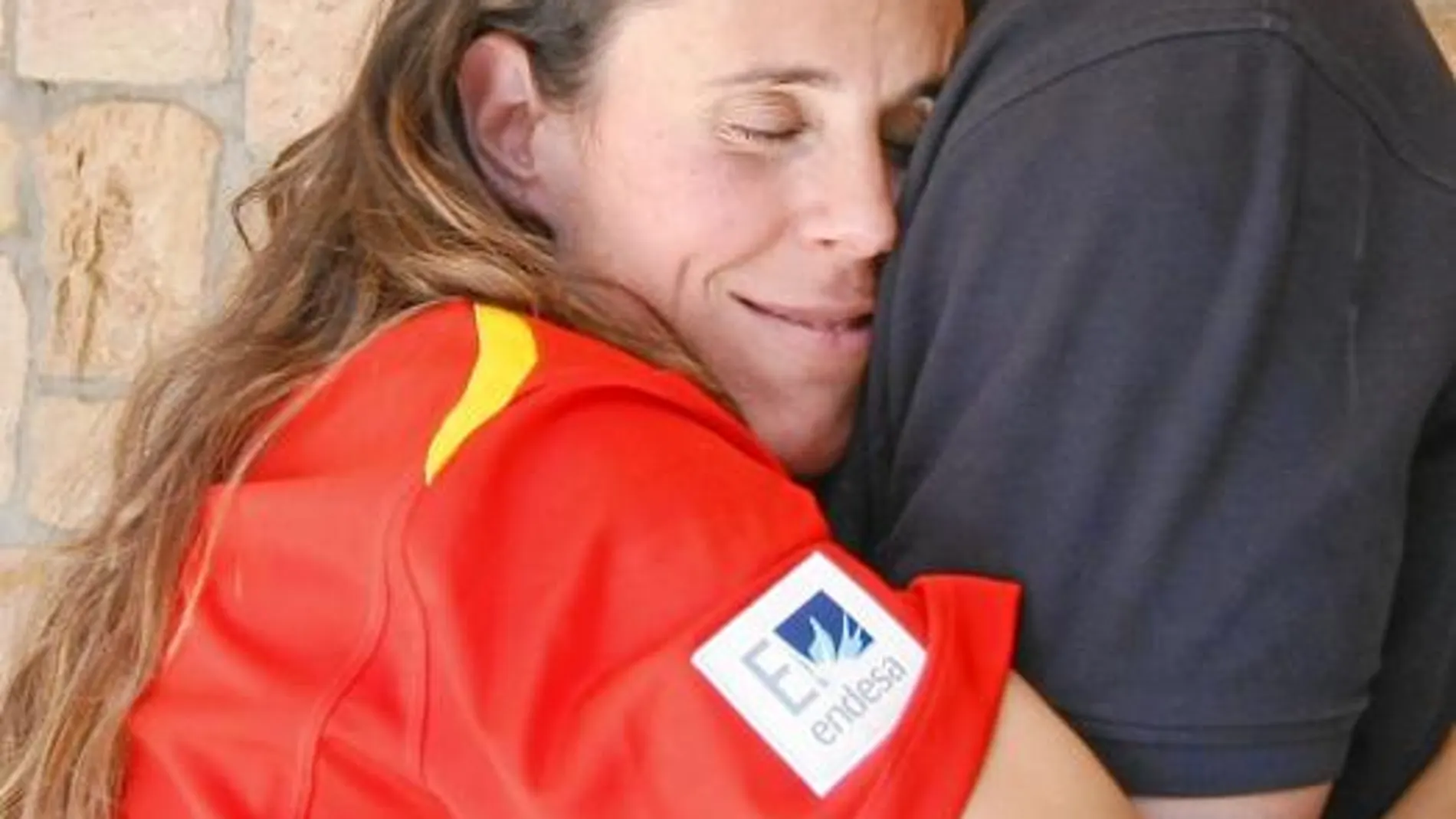 Amaya Valdemoro recibió un cariñoso abrazo de Jorge Garbajosa poco después de que las campeonas de Europa aterrizaran en Madrid