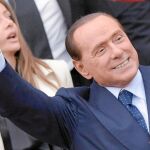 El partido de Berlusconi se rompe y le aparta del poder