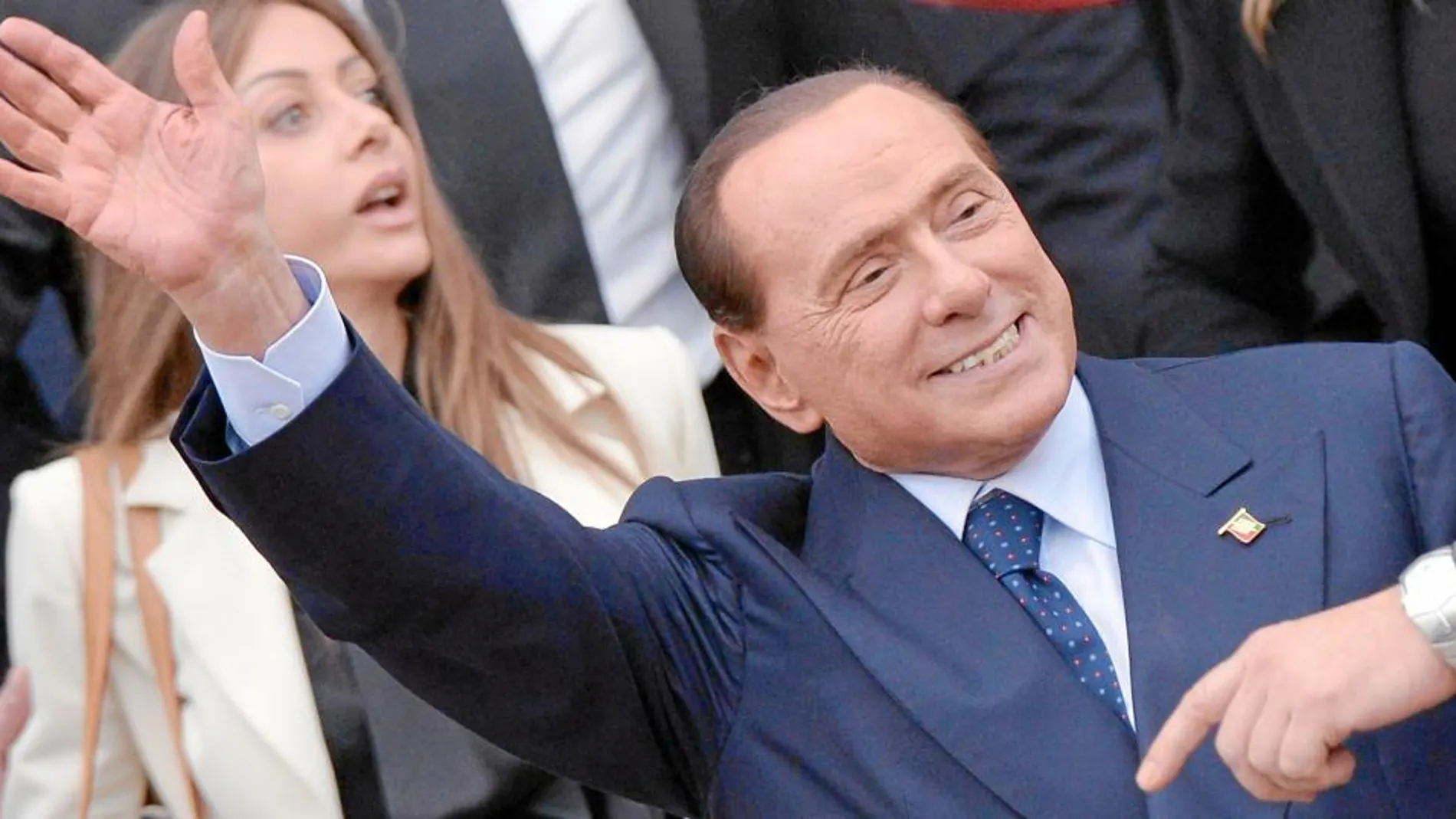 El partido de Berlusconi se rompe y le aparta del poder