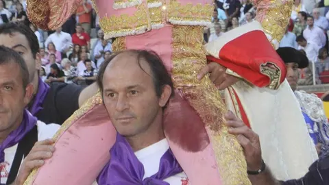 Castella, en imagen de archivo, sale a hombros del coso palentino en San Antolín