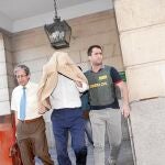 El que fuera apoderado de Fitonovo y admnistrador de Fiverde, Ángel Manuel Macedo, se cubre el rostro el pasado jueves en los juzgados