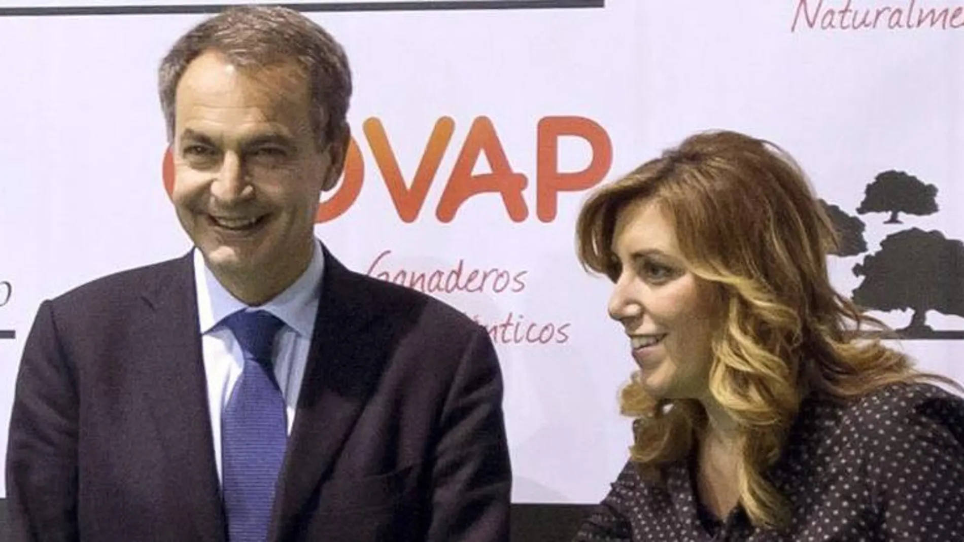 El expresidente del Gobierno José Luis Rodríguez Zapatero (i), acompañado por la presidenta de la Junta de Andalucía Susana Díaz
