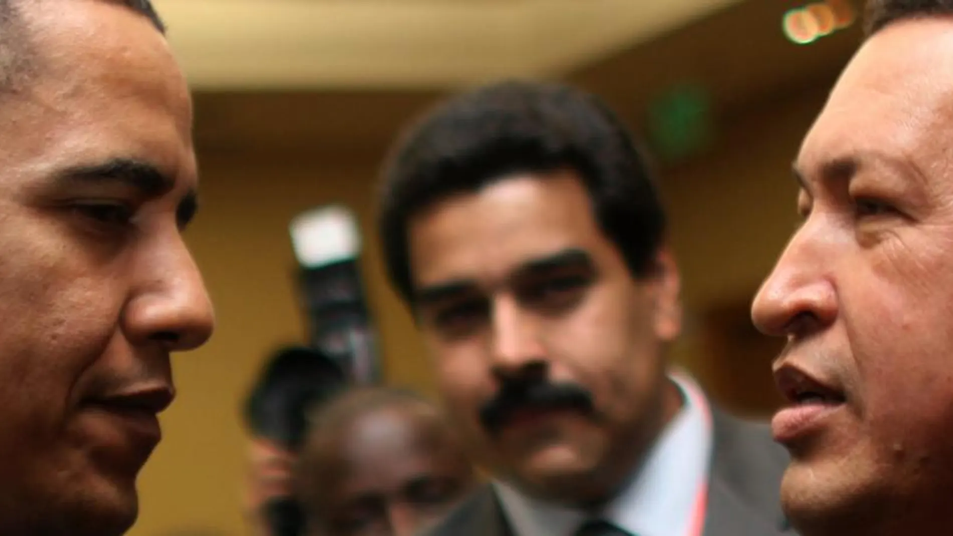 Barack Obama y Hugo Chávez, en la Cumbre de las Américas, en 2009, con Maduro como testigo.