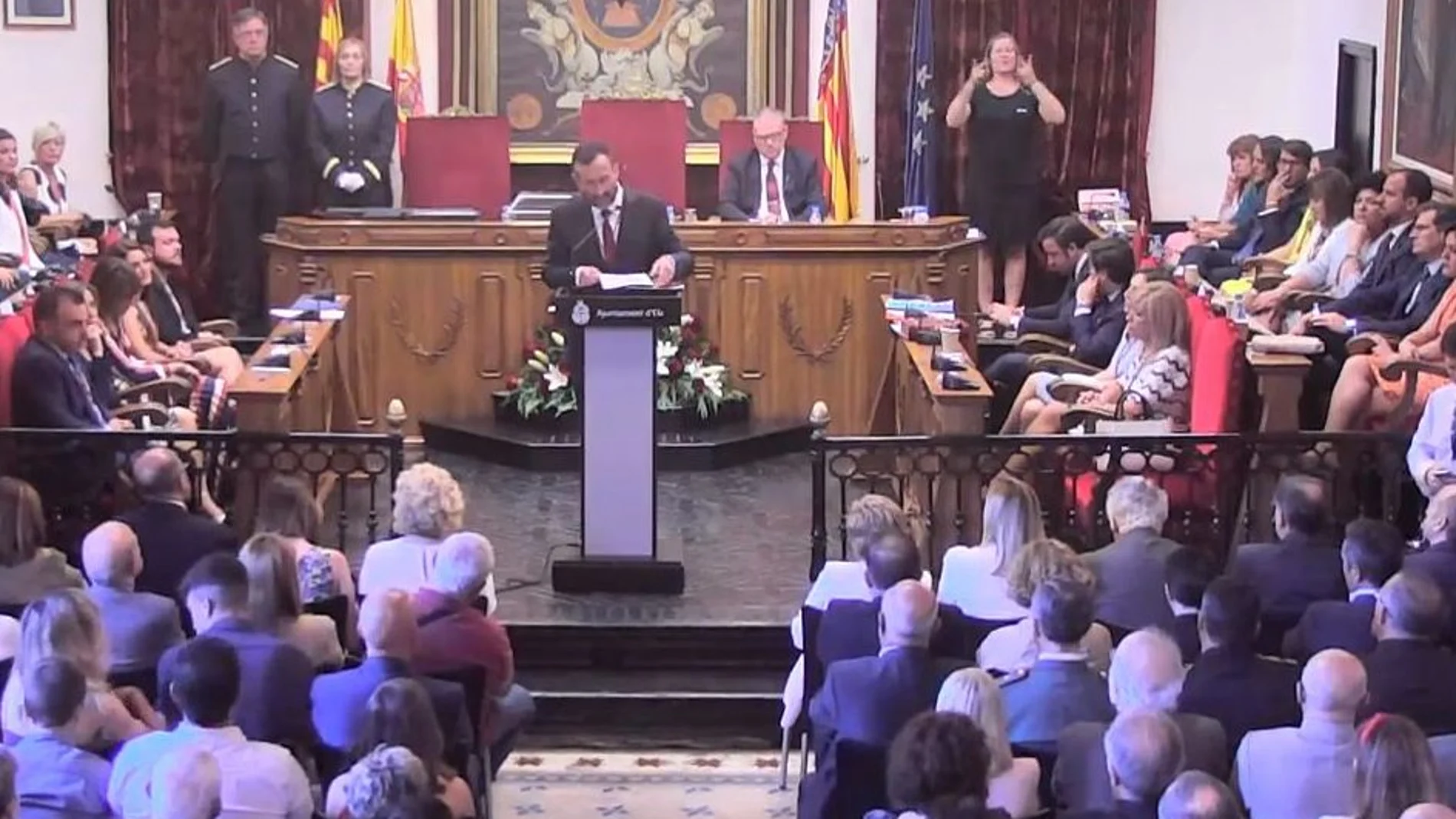 El alcalde lee su discurso ante el pleno