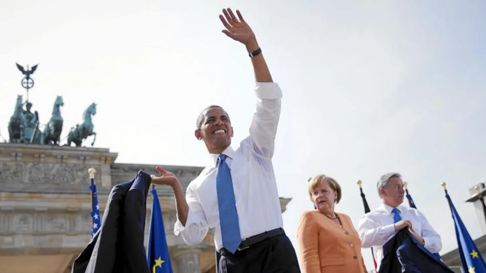 ¿UNA RELACIÓN EN PELIGRO? Obama, junto a Merkel, en junio, durante su discurso-homenaje a Kennedy y su histórico «Ich bin ein Berliner», en Berlín. Foto: Reuters