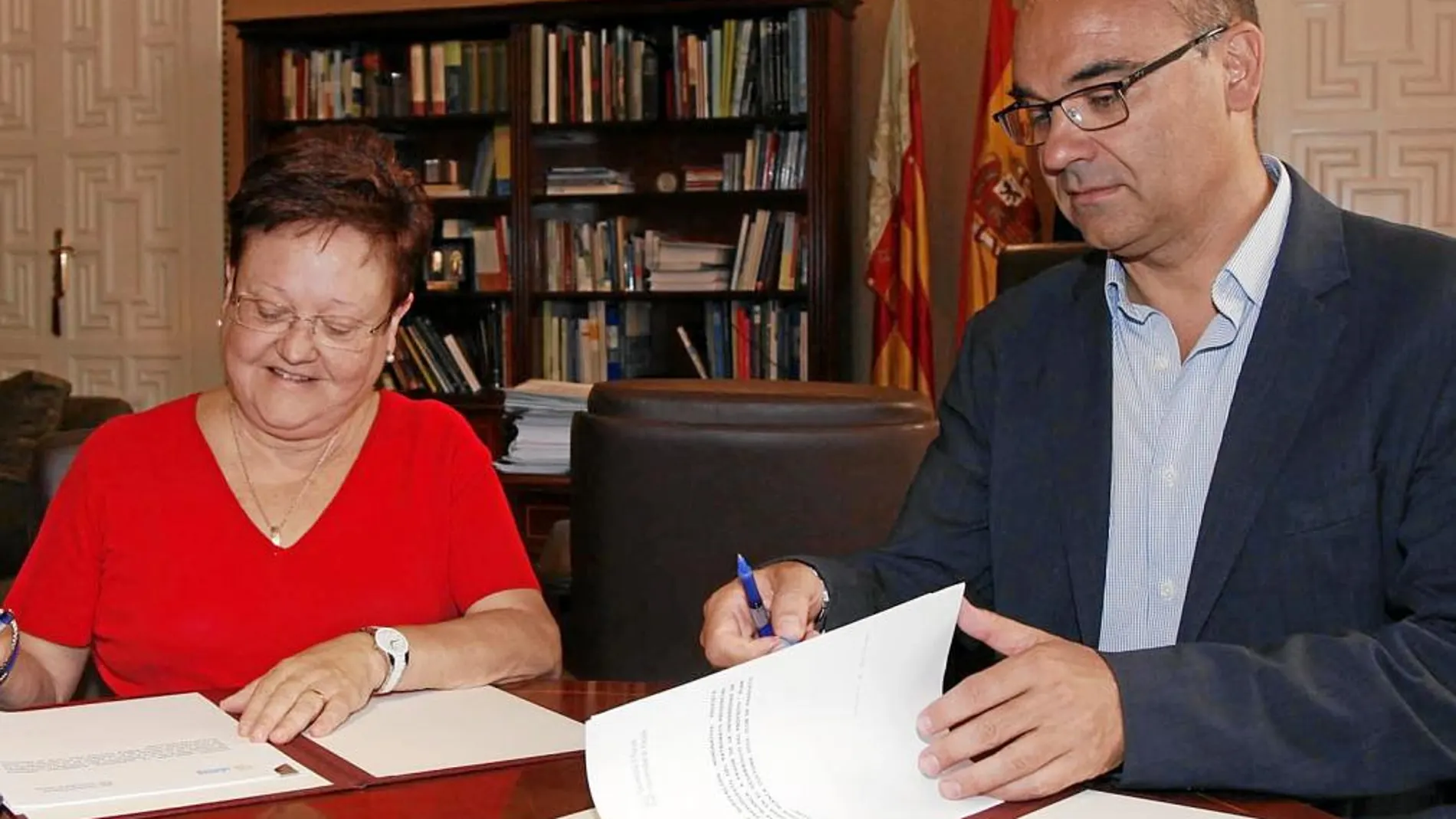Luisa Pastor y Manuel Palomar en la firma del convenio de colaboración