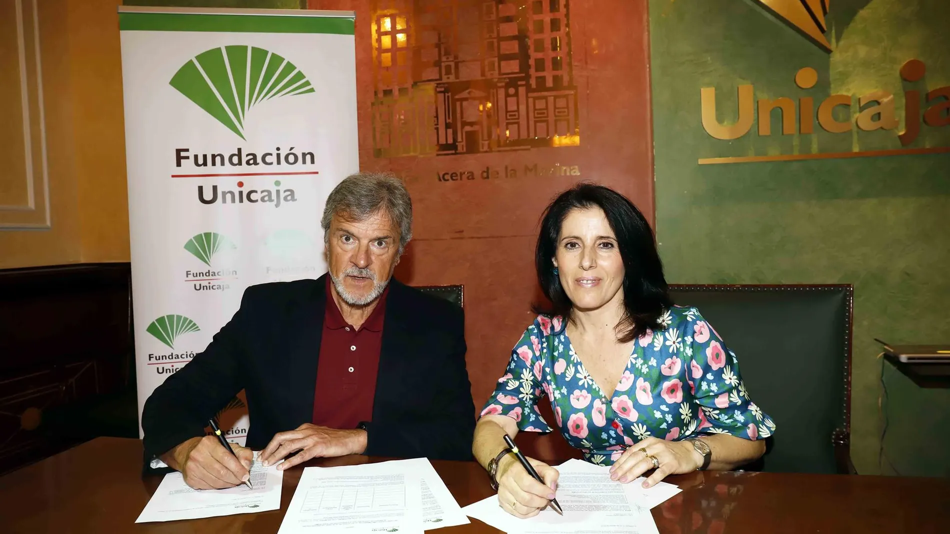 El responsable de Deporte, Ocio, Tiempo Libre y Medioambiente de la Fundación Unicaja, Francisco Alonso, y Lourdes Melero, presidenta del Club Balonmano Los Dólmenes de Antequera / Foto: La Razón