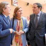 El consejero Antonio María Sáez Aguado conversa con los procuradores Fernández Santiago y Soledad Romeral