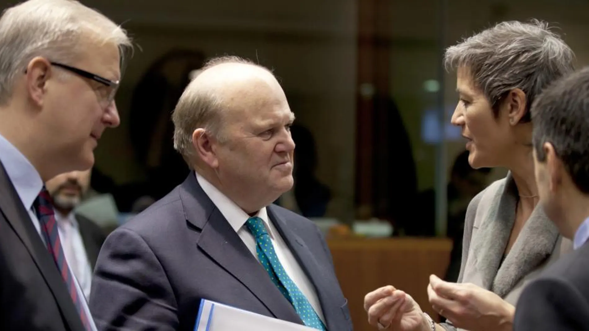Olli Rehn (i) junto al ministro irlandés de Finanzas, Michael Noonan.
