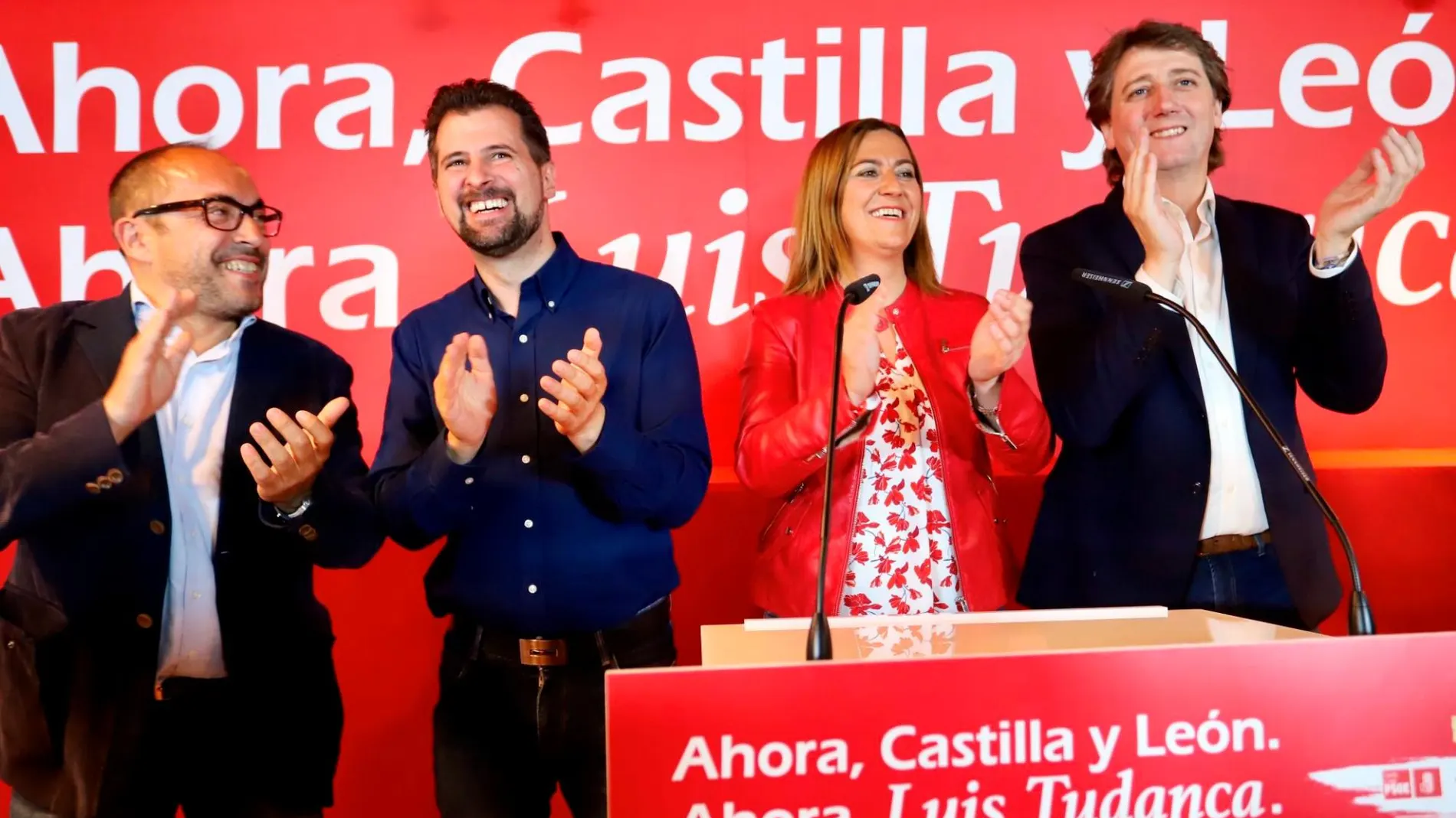 Luis Rey, Luis Tudanca, Virgina Barcones y Carlos Martínez saludan al centenar de simpatizantes que siguieron el acto en Soria