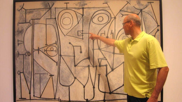 Jerzy Lewandowski, en 2010, junto a "La Cocina", cuadro de Picasso de 1948 expuesto en el Museo de Arte Moderno de Manhattan. Las líneas de este cuadro serían similares a los gráficos sobre la evolución de los estados cuánticos del campo gravitacional, en el modelo de la LQG, según la FUW