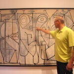 Jerzy Lewandowski, en 2010, junto a "La Cocina", cuadro de Picasso de 1948 expuesto en el Museo de Arte Moderno de Manhattan. Las líneas de este cuadro serían similares a los gráficos sobre la evolución de los estados cuánticos del campo gravitacional, en el modelo de la LQG, según la FUW