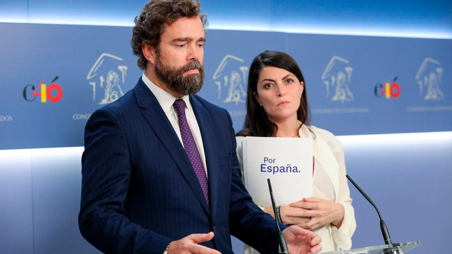 El portavoz de Vox en el Congreso, Iván Espinosa de los Monteros,y Macarena Olona durante la rueda de prensa ofrecida para explicar la última hora de las negociaciones/Foto: Efe