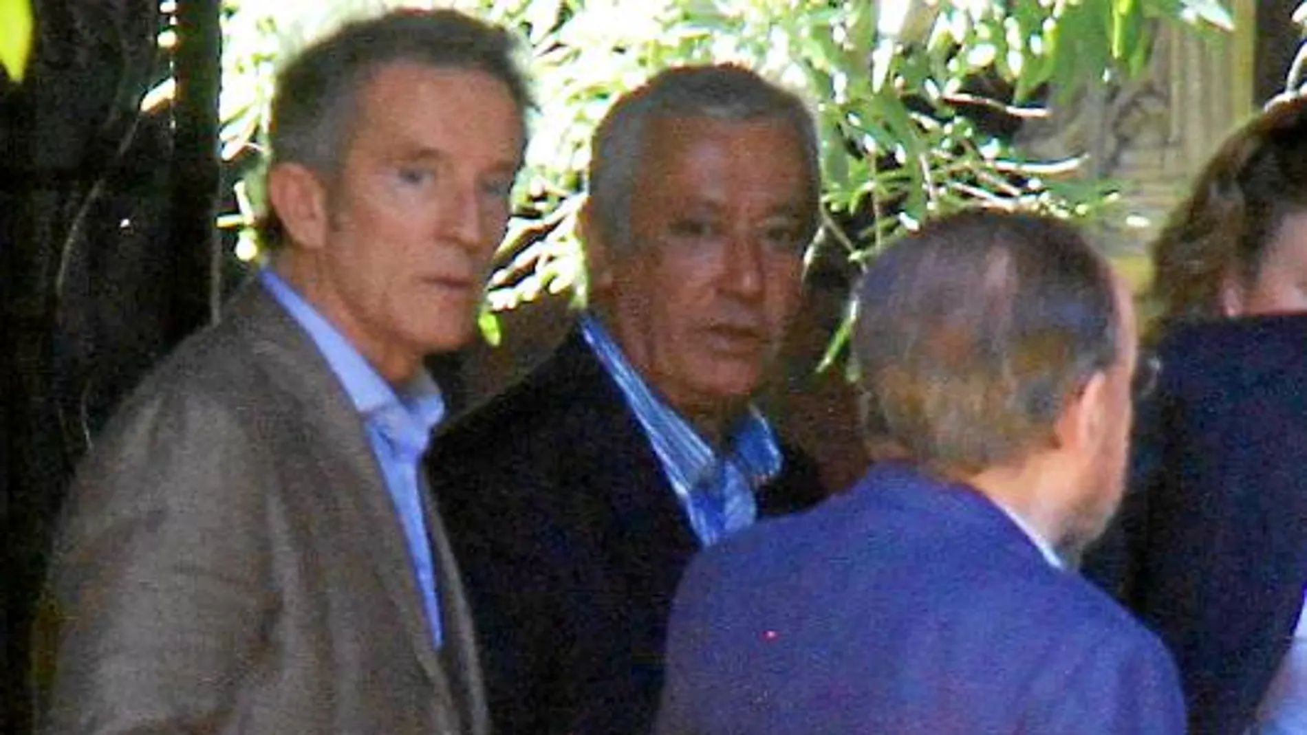 El Duque de Alba, Alfonso Diéz, ejerció de anfitrión y recibió a los invitados. En la imagen habla con Javier Arenas y Antonio Burgos