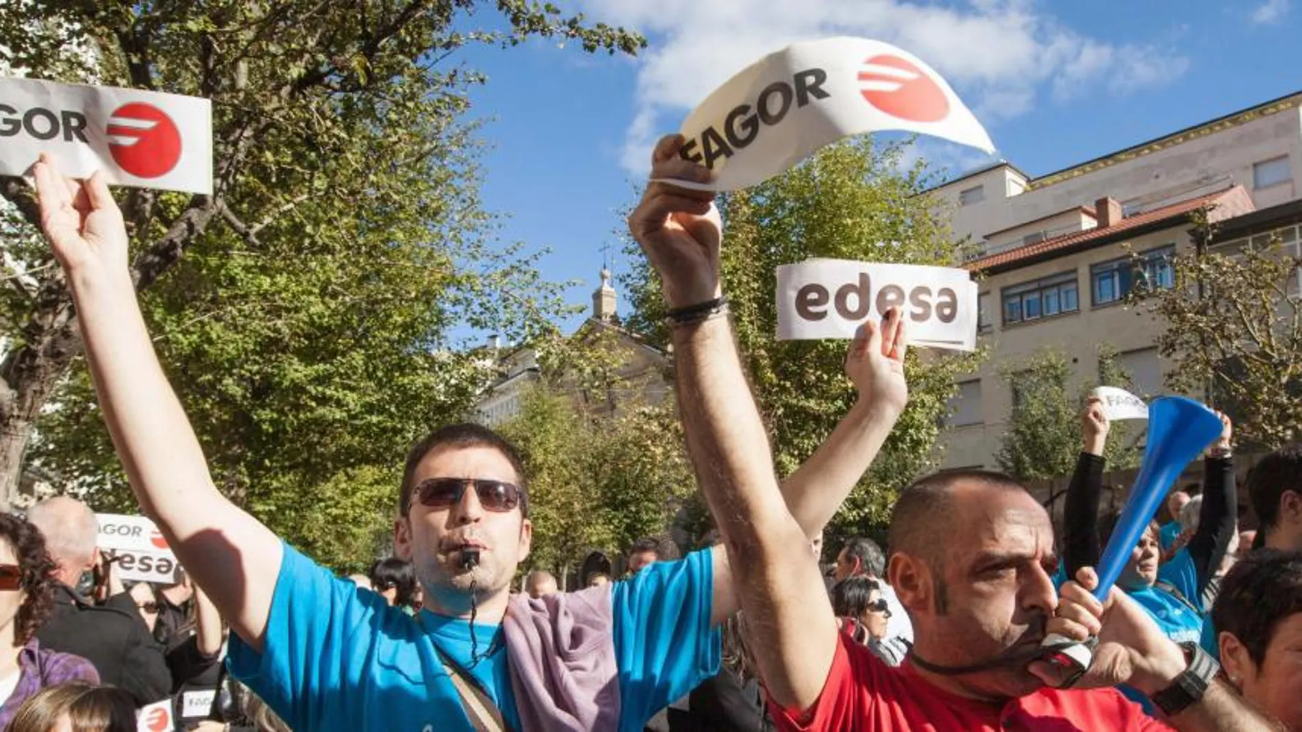 Trabajadores de Edesa durante la concentración frente a la sede del Parlamento Vasco, en Vitoria
