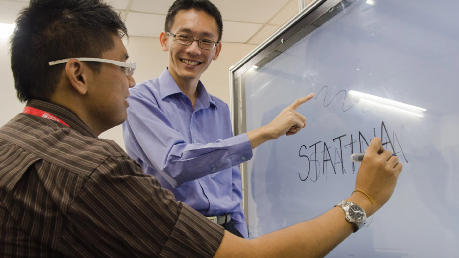 El profesor Andy Khong (derecha), con el estudiante Zaw Lin, probando el prototipo de Statina
