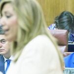 El presidente del PP andaluz, Juan Ignacio Zoido (d) y el portavoz de su grupo parlamentario, Carlos Rojas (i) escuchan a la presidenta de la Junta de Andalucía, Susana Díaz (c)