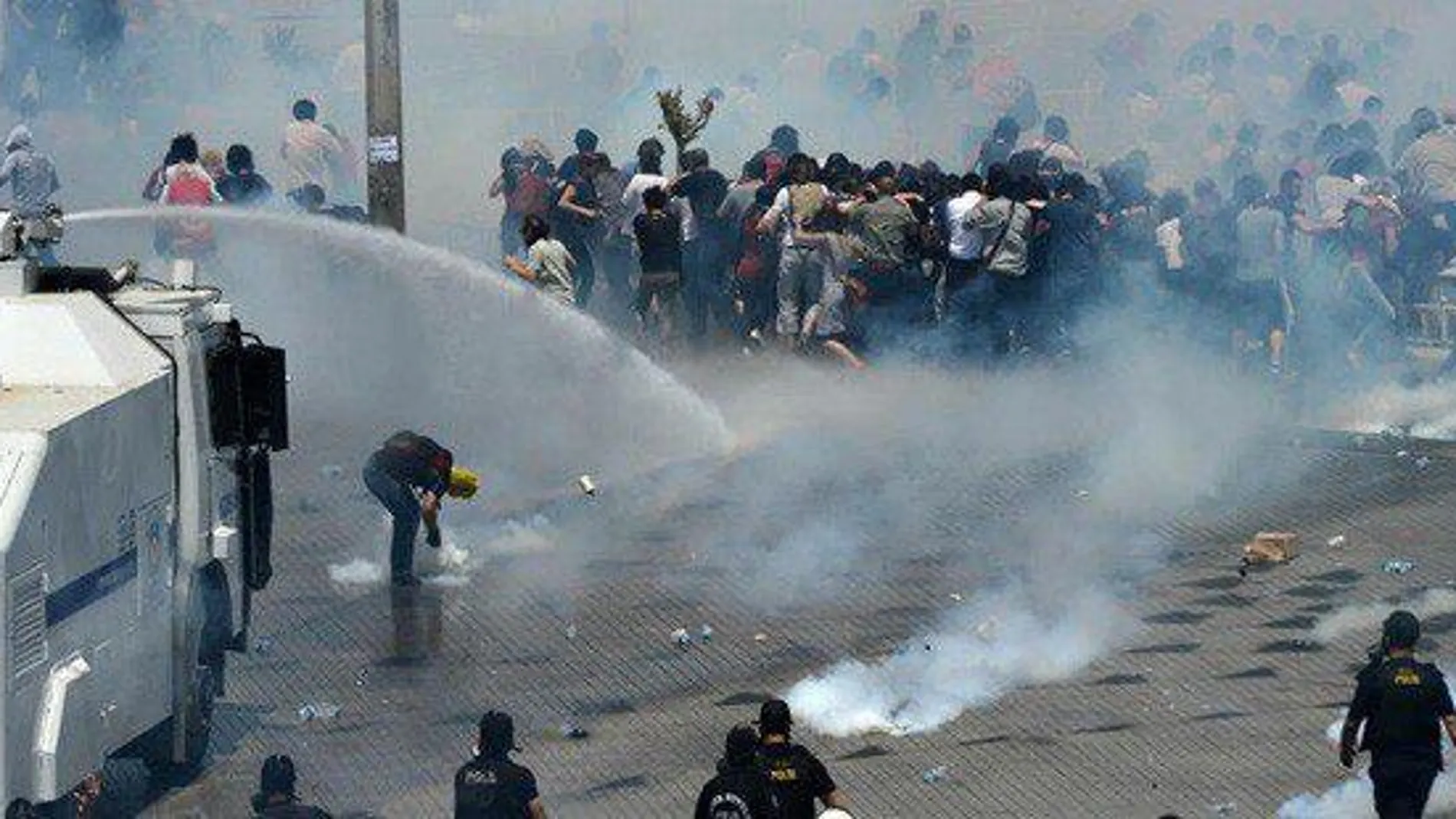 Chorros de agua contra los manifestantes en Estambul