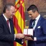 Alberto Fabra, presidente, regional, entrega a José María Manzanares su dintinción como Valenciano de Honor