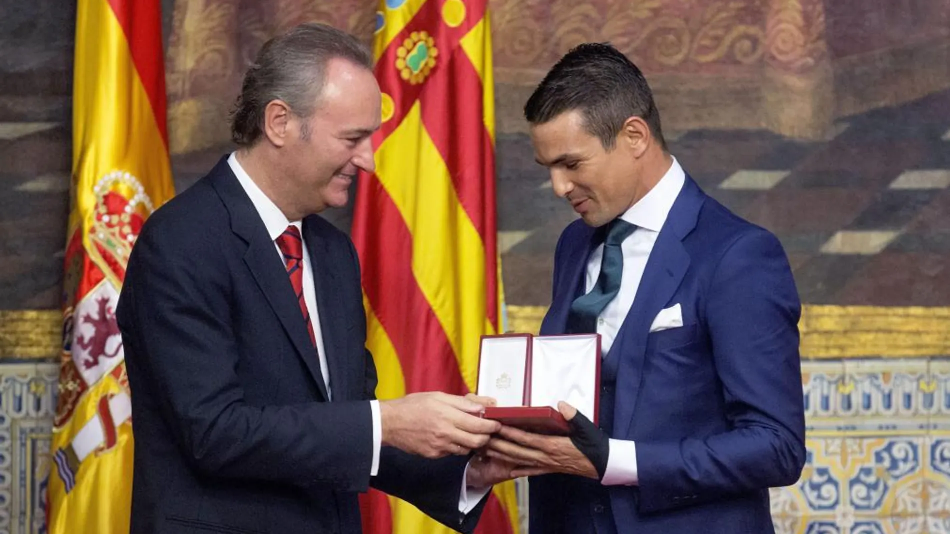 Alberto Fabra, presidente, regional, entrega a José María Manzanares su dintinción como Valenciano de Honor