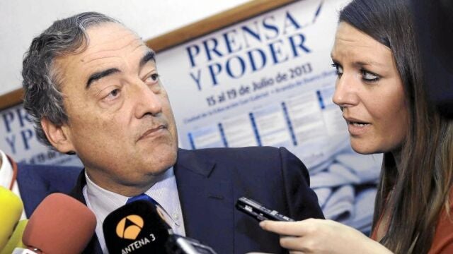 El presidente de la CEOE, Juan Rosell, atiende a los periodistas, en el marco del curso «Prensa y Poder»