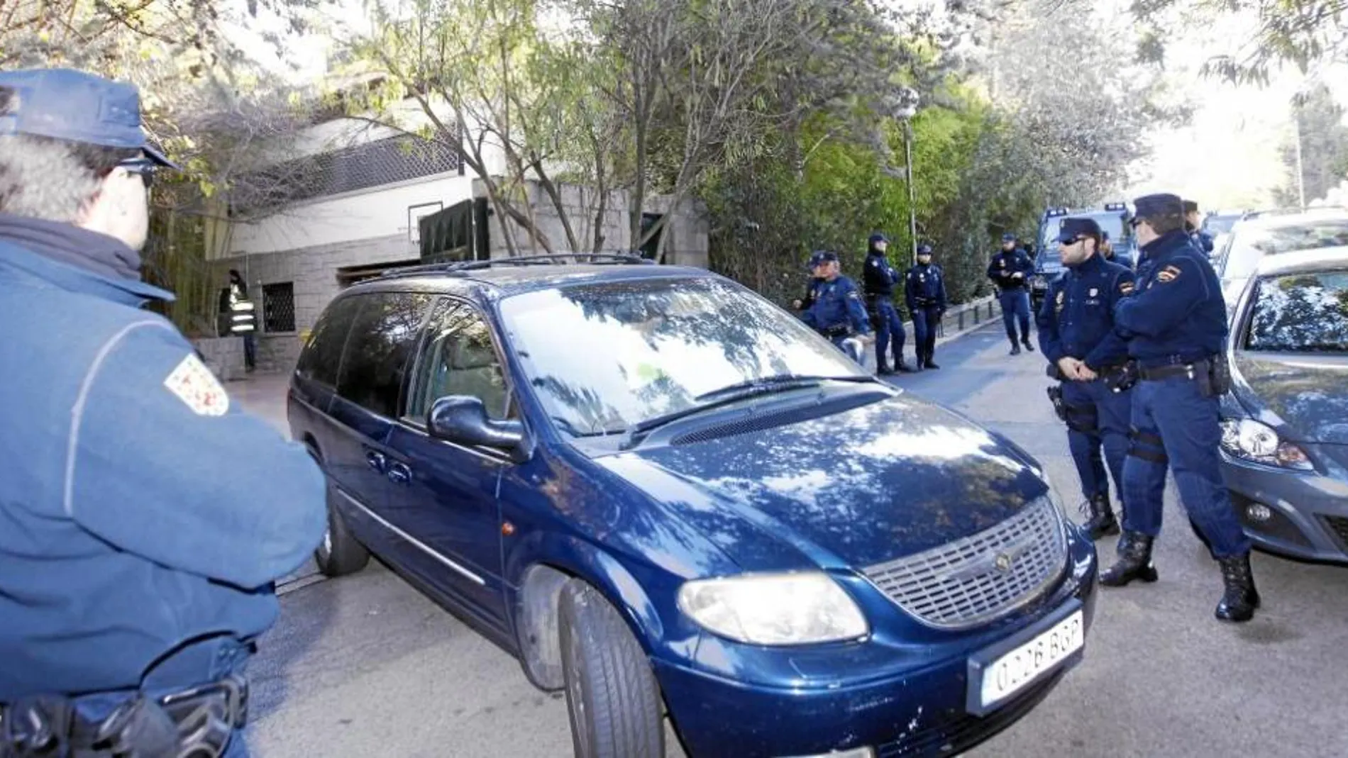 Díaz Ferrán es conducido ayer a comisaría tras ser detenido