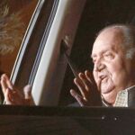 Con buen humor y el rostro visiblemente hinchado por el efecto de los medicamentos, Don Juan Carlos abandonaba el hospital, donde estaba ingresado desde el pasado 23 de noviembre