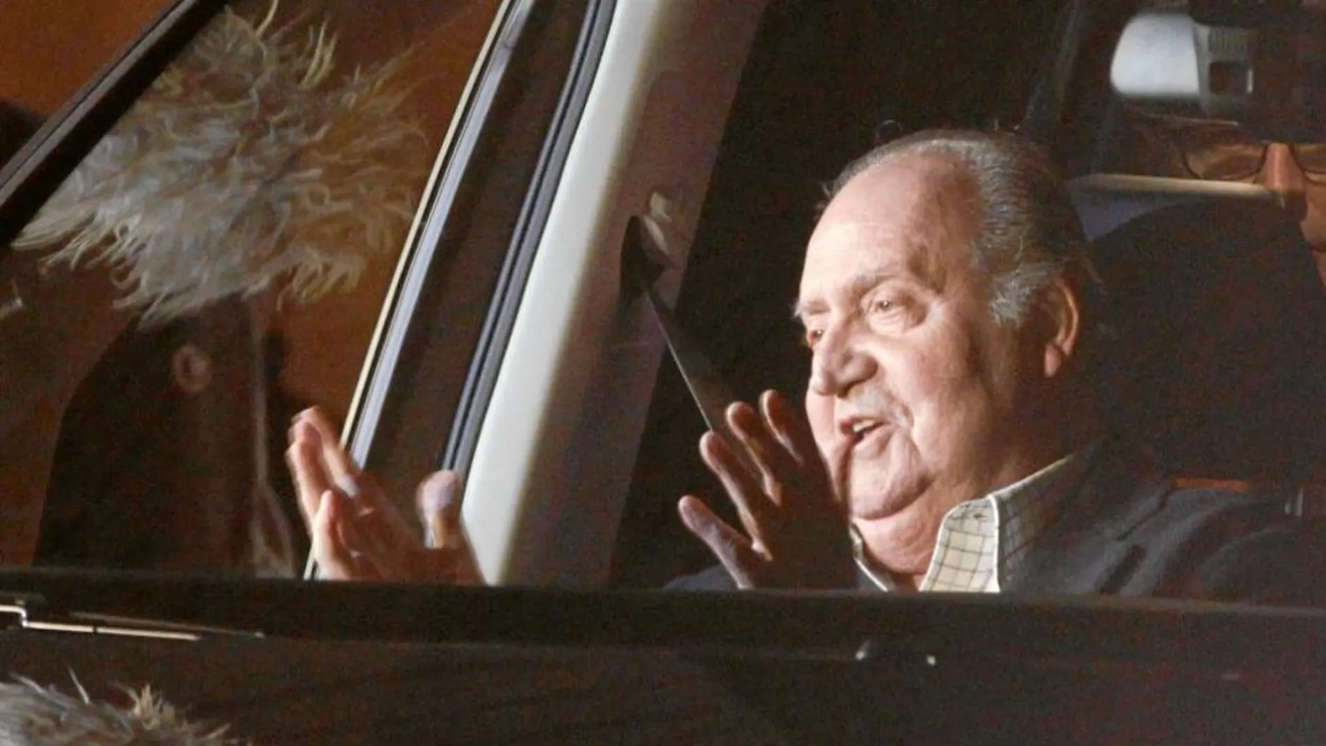 Con buen humor y el rostro visiblemente hinchado por el efecto de los medicamentos, Don Juan Carlos abandonaba el hospital, donde estaba ingresado desde el pasado 23 de noviembre